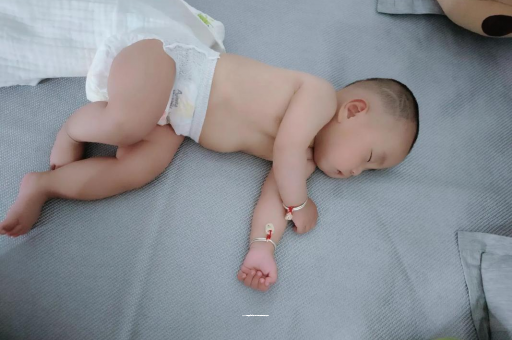 溧阳宝宝拍嗝的正确方法